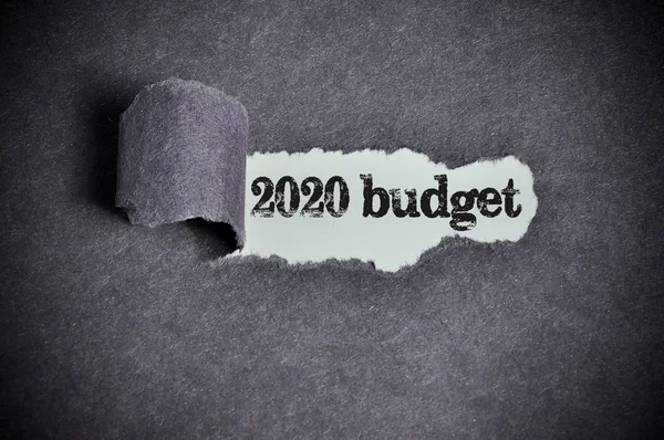 2020 r. budżet słowo pod papier rozdarty czarny cukru — Zdjęcie stockowe