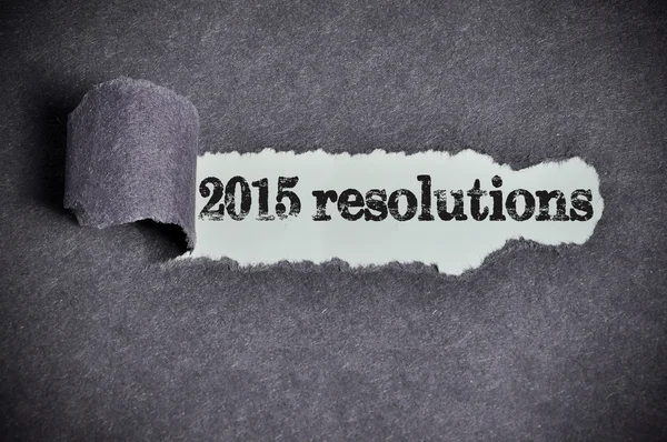 Слово о резолюциях 2015 года под разорванной черной сахарной бумагой — стоковое фото