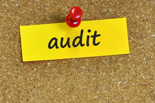 Audit  word on notes paper with cork background — Stock Photo, Image