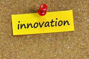 Yenilik kelime ile mantar arka plan notları kağıt üzerinde