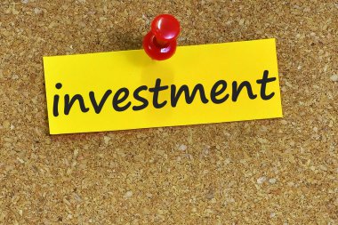 Yatırım kelime ile mantar arka plan notları kağıt üzerinde