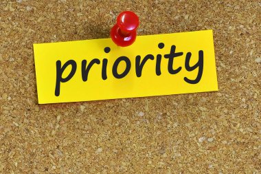 öncelik kelime ile mantar arka plan notları kağıt üzerinde