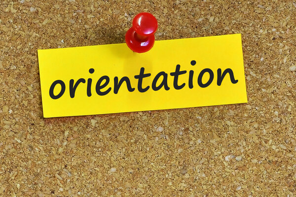 восточное слово на бумаге с пробковым фоном
