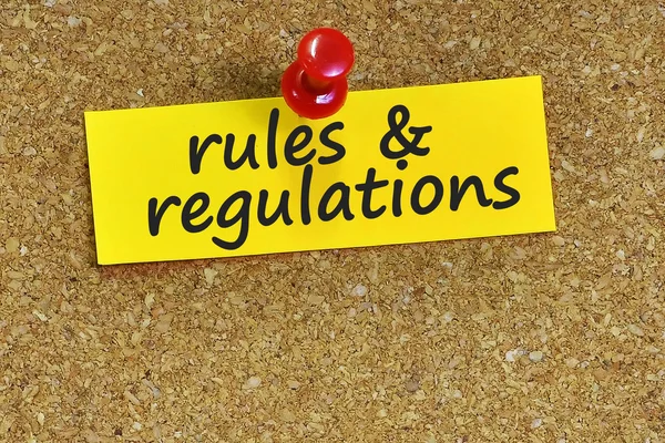 Szabályok & rendeletek word megjegyzi papír, parafa háttérrel — Stock Fotó