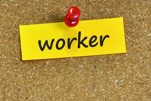 Arbetaren word på anteckningar med kork bakgrund — Stockfoto