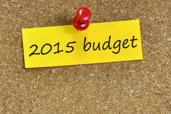 Palabra presupuestaria 2015 sobre papel de notas con fondo de corcho —  Fotos de Stock