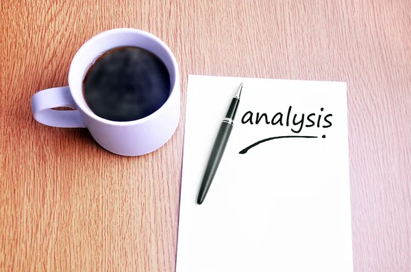 Café, caneta e notas escrevem análise — Fotografia de Stock