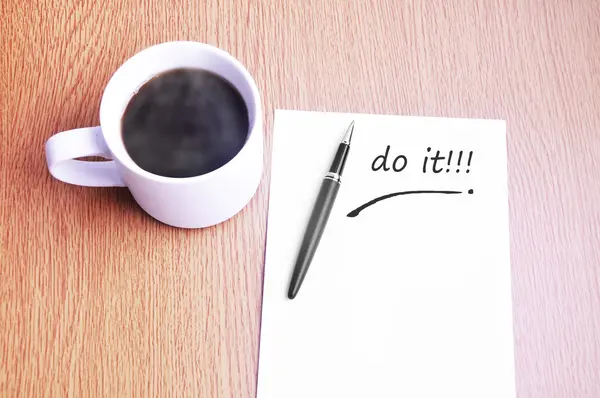 Koffie, pen en notities schrijven doen — Stockfoto