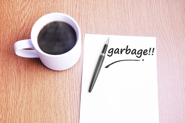 Kaffee, Stift und Notizen schreiben Müll — Stockfoto
