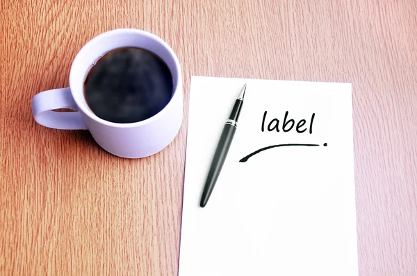 Koffie, pen en notities schrijven label — Stockfoto