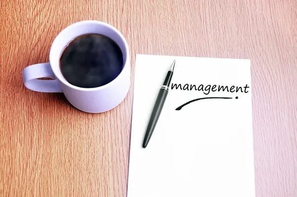 Kaffee, Stift und Notizen schreiben Management — Stockfoto