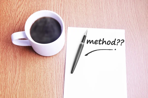Café, caneta e notas escrever método — Fotografia de Stock