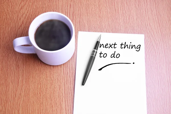 Koffie, pen en notities schrijven volgende ding om te doen — Stockfoto