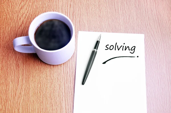 Кофе, ручка и записки писать решения — стоковое фото