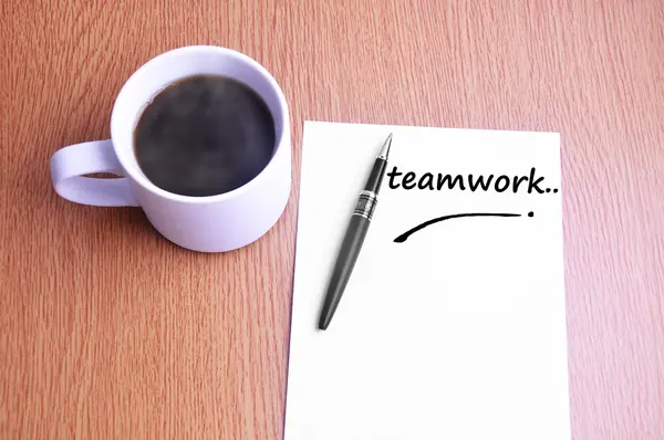 Café, caneta e notas escrevem trabalho em equipe — Fotografia de Stock