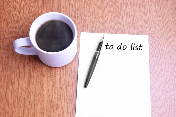 Kaffee, Kugelschreiber und Notizen schreiben To-do-Liste — Stockfoto