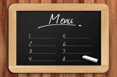 Ahşap masa yemek listesi liste yazılı kara tahta