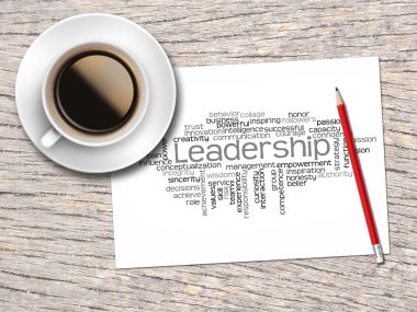 Kahve, kalem ve bir not içeren kelime bulutları liderlik ve 
