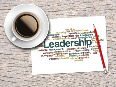 Kahve, kalem ve bir not içeren kelime bulutları liderlik ve 