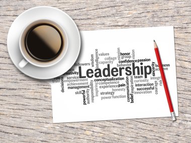 Kahve, kalem ve bir not içeren kelime bulutları liderlik ve 