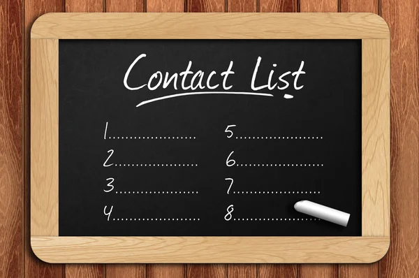 Kara tahta ahşap masa yazılı kişi listesi 