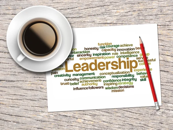 Kaffe, penna och en notering innehålla ordet moln av ledarskap och — Stockfoto