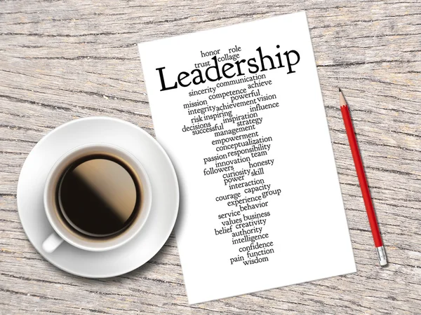 Kaffe, penna och en notering innehålla ordet moln av ledarskap och — Stockfoto