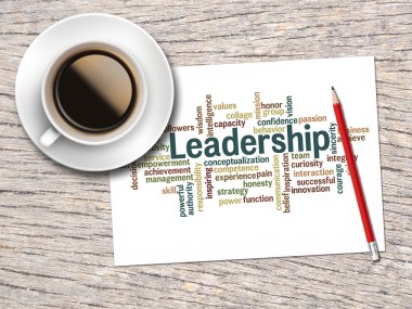Kahve, kalem ve bir not içeren kelime bulutları liderlik ve 