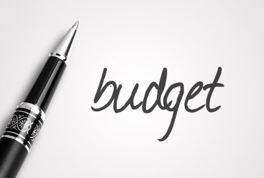 kalem bütçe kağıt üzerinde yazıyor.