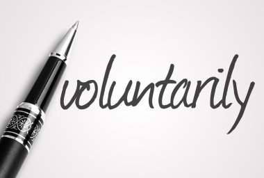 kalem gönüllü olarak kağıt üzerinde yazıyor