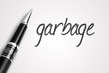 Kalem çöp kağıt üzerinde yazıyor. 