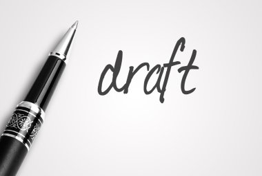 Kalem kağıt üzerinde taslağını yazar 