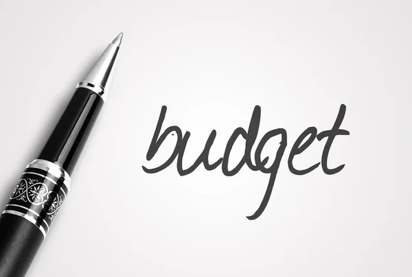 Pen schrijft begroting op papier — Stockfoto