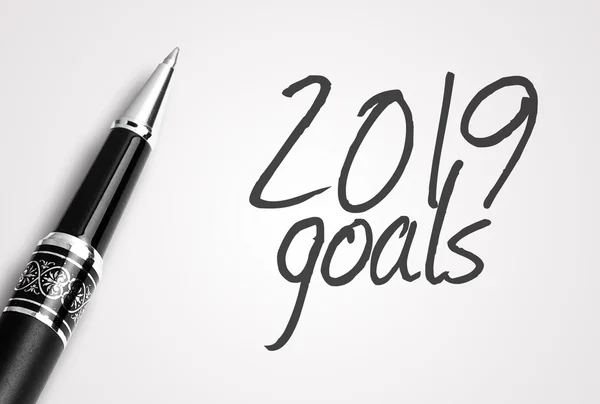 Pen writes 2019 goals on paper — Stock Photo, Image