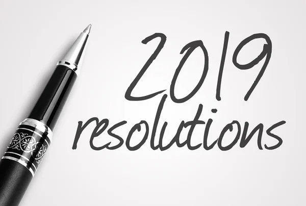 Caneta escreve resoluções 2019 no papel — Fotografia de Stock