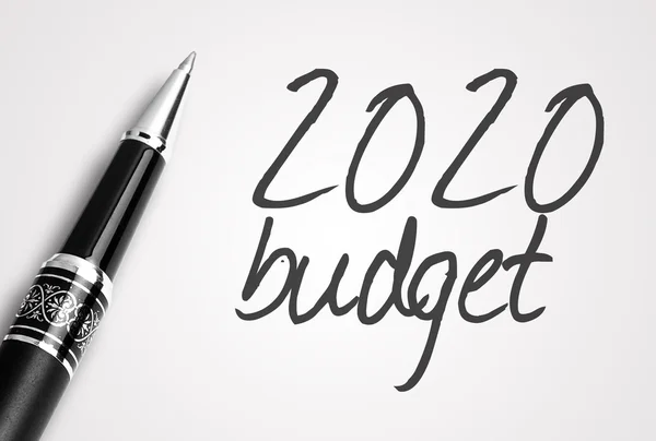 Długopis pisze 2020 budżetu na papierze — Zdjęcie stockowe