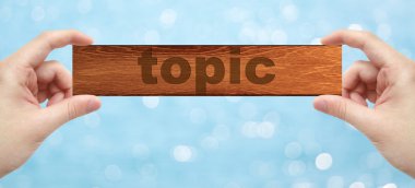 Bir ahşap holding eller kelime konu ile basık