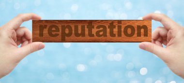 Bir ahşap holding eller ile word ün basık