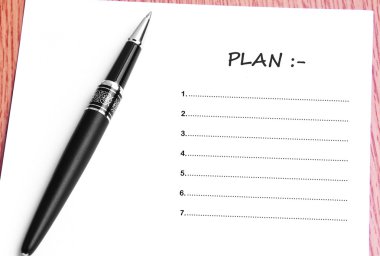 Planı listesi ile kağıt kalem ve notlar
