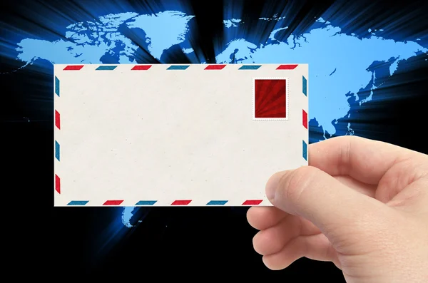 Hand met envelop - e-mail concept — Stockfoto