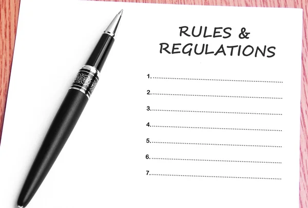 Papel de caneta e notas com regras & lista de regulamentos — Fotografia de Stock