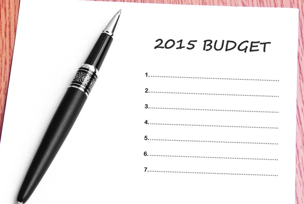 Bolígrafo y papel de notas con lista presupuestaria 2015 —  Fotos de Stock