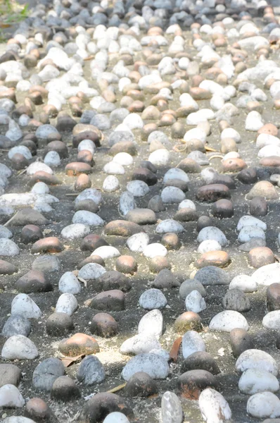 Πέτρας χαλικιών στο πεζοδρόμιο για μονοπάτι ρεφλεξολογία ποδιών — Φωτογραφία Αρχείου