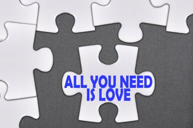 Parçalı bulmaca yazılı kelime tüm ihtiyacın sevgidir