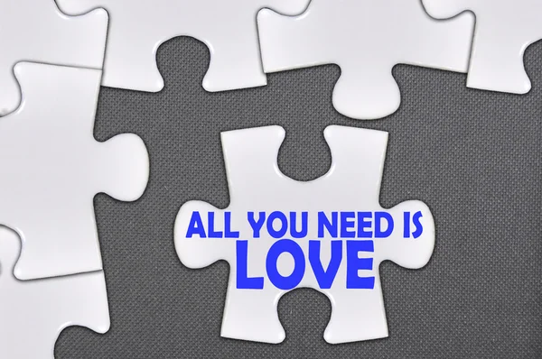 Puzzle geschriebenes Wort alles, was Sie brauchen, ist Liebe — Stockfoto