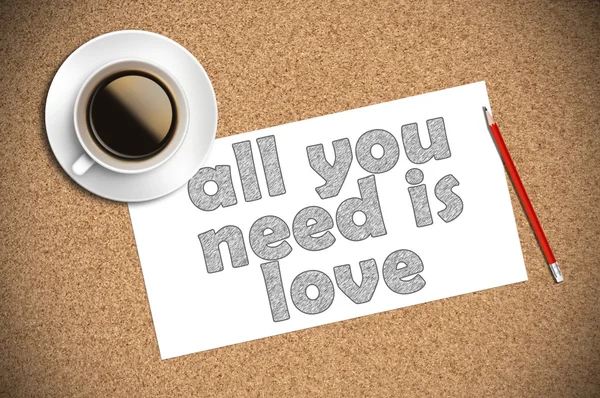 Café y lápiz bosquejo todo lo que necesita es amor sobre el papel — Foto de Stock