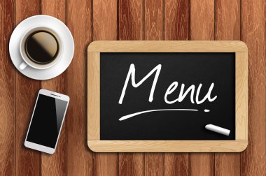 kahve, telefon ve word menüsü ile kara tahta