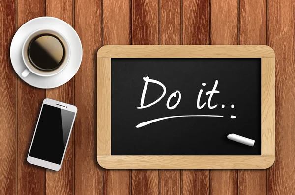 Kaffee, Telefon und Tafel mit Wort do it — Stockfoto