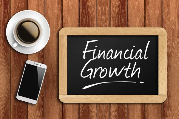 Café, telefone e quadro com palavra crescimento financeiro — Fotografia de Stock