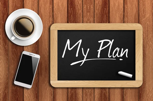 Kaffe, telefon och svarta tavlan med word min plan — Stockfoto